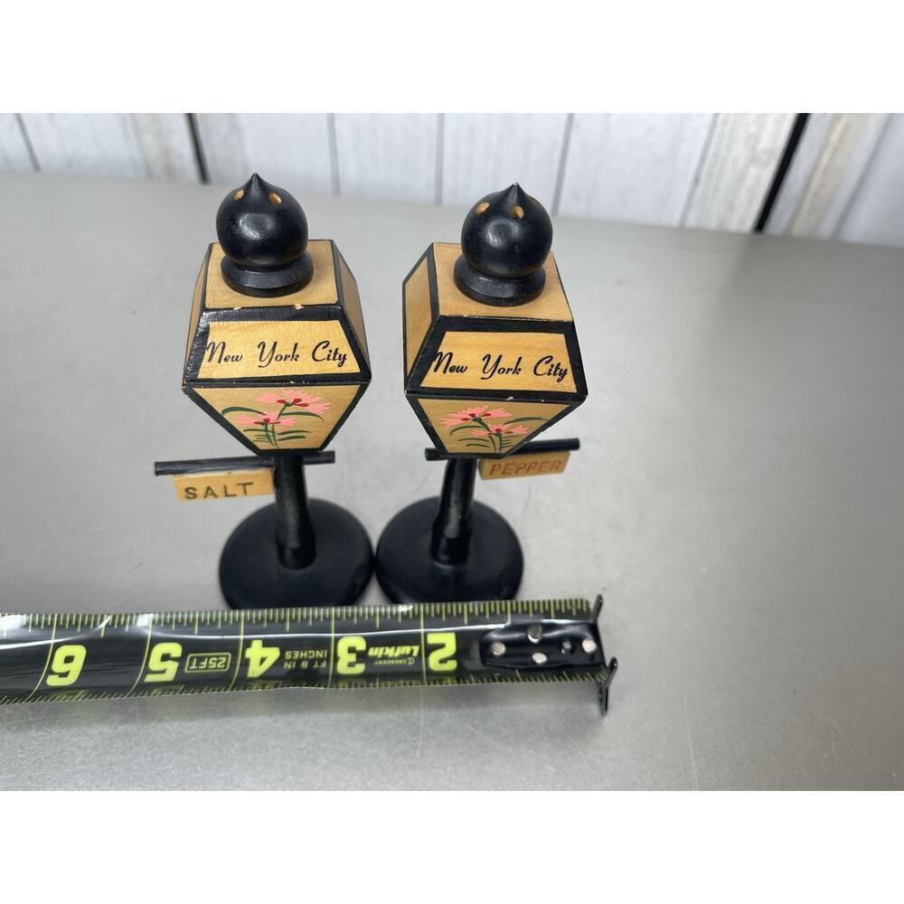 Vintage Souvenir New York City Light Pole Post Salt Pepper Shakers Japan - Picture 6 of 6